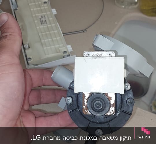 חלק חשמלי עם כבל ומחבר ביד אדם